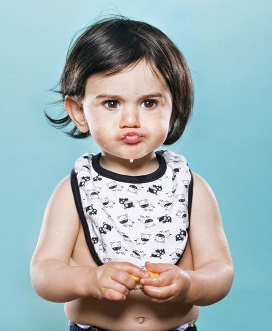 宝宝初次吃柠檬皱眉痛苦表情超萌组图