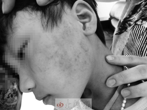 <em>扇耳光</em>吐痰强迫舔脚趾/图