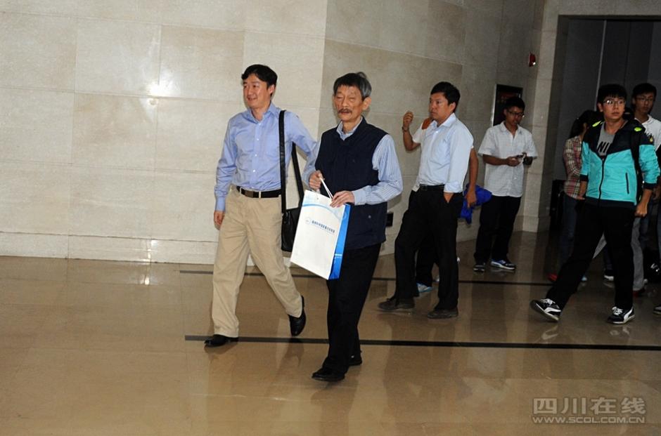 布鞋院士高校讲学 无人瞌睡笑声满堂