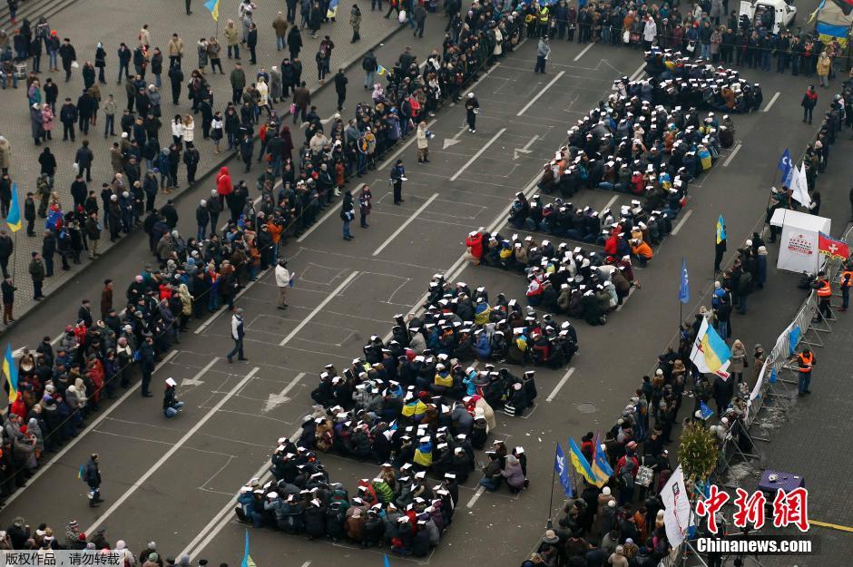 乌克兰示威者自由广场上演人体拼字(组图)