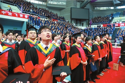 清华校长陈吉宁毕业典礼致辞:鼓励学子抵抗诱