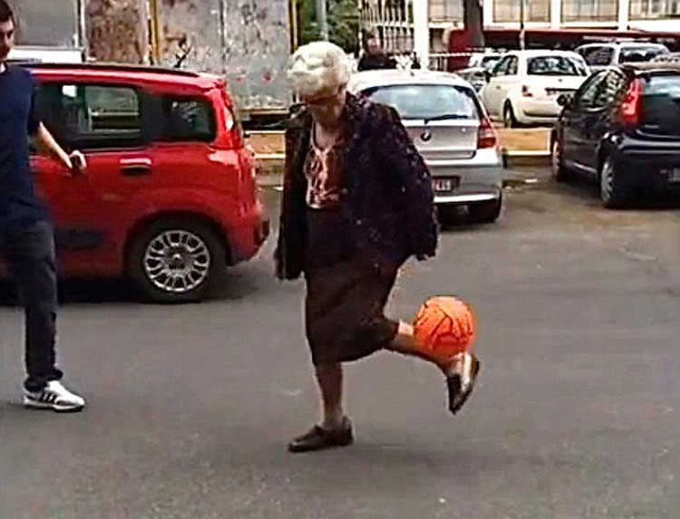 意大利神秘老太街头秀球技视频爆红网络(组图