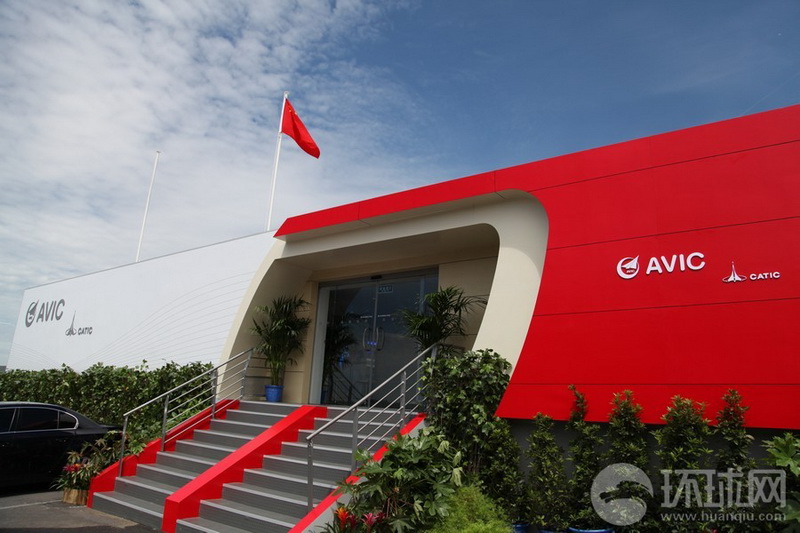 巴黎航展现场，中航工业贵宾室上方飘扬的五星红旗鲜艳夺目。