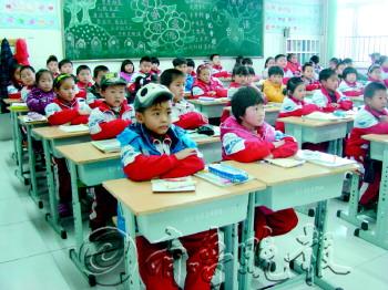 山东一小学购置可升降桌凳 规避家长说情调座