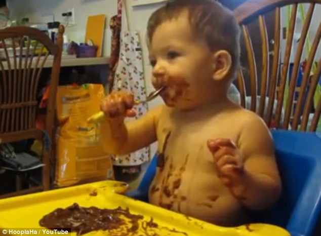 宝宝大战巧克力视频走红 宝贝吃货萌翻众人