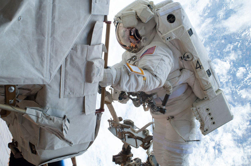 美国宇航员地球做底玩自拍秀美景