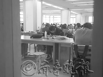 高校开设公考培训课引热议 利于就业?过于功利