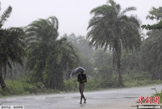 超级风暴费林登陆印度 近百万人疏散