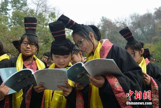 穿汉服戴金帛 杭州学子行十八岁成人礼(图)