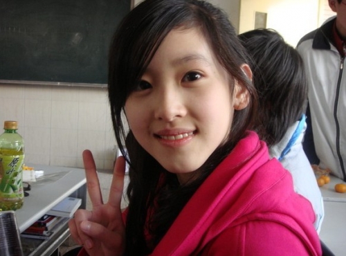 奶茶妹妹章泽天主持中国人民大学歌影年华