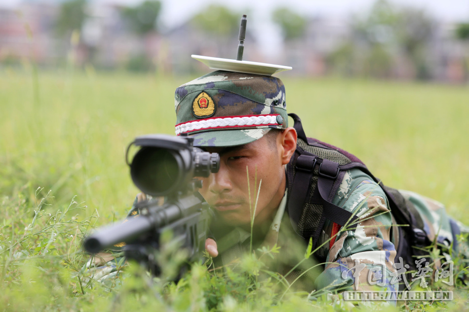 实拍狙击手训练:在米粒上刻字锻炼心理素质(组