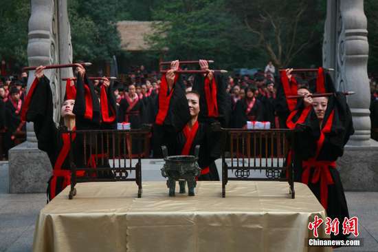 穿汉服戴金帛 杭州学子行十八岁成人礼(图)