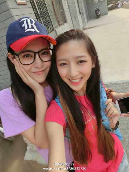 北影表演系美女新生自曝K歌照 合影竖中指显不