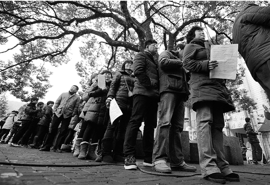 浙江婚宴会堂坍塌 村民徒手救人刨到指甲脱落