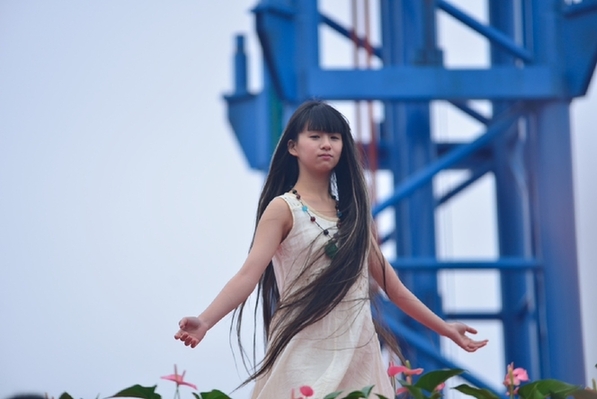 春晚时间女神小彩旗助阵宁波千人旋转活动