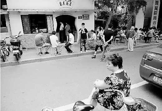 舌尖效应让路边小店菊英面馆爆红