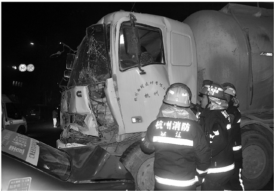 120送酒醉丈夫去医院 路上追尾一家三口全进了