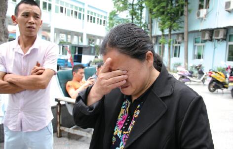 男子在医院输液突然抽搐身亡 手牌写陌生人名字