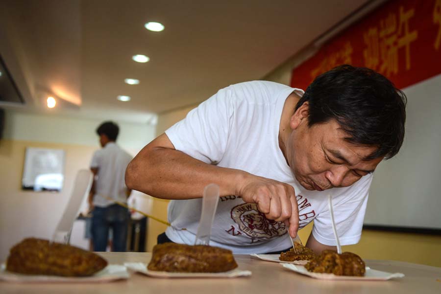 杭州社区举办迎端午趣味粽子拉力赛