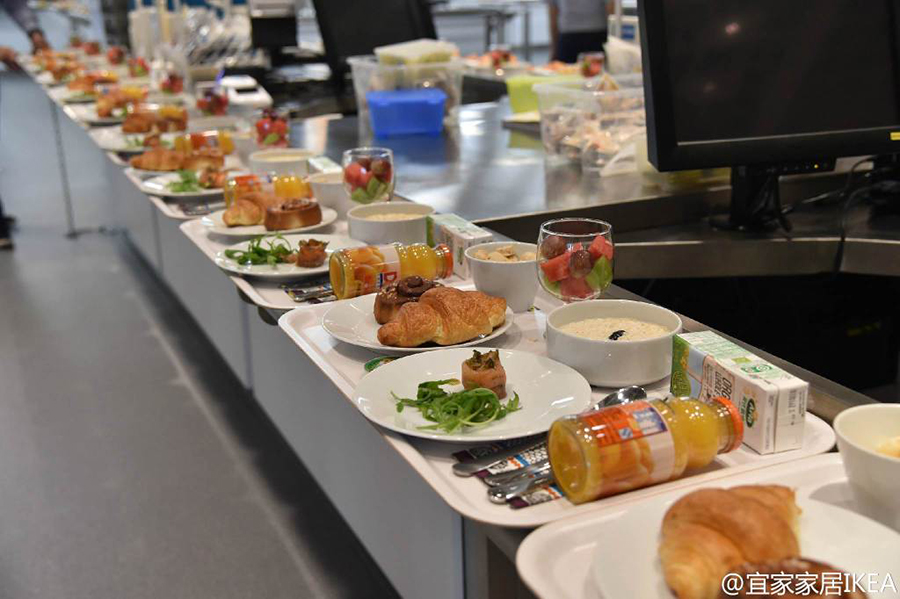 杭州首家宜家开业 嘉宾上阵锯木头 (图)