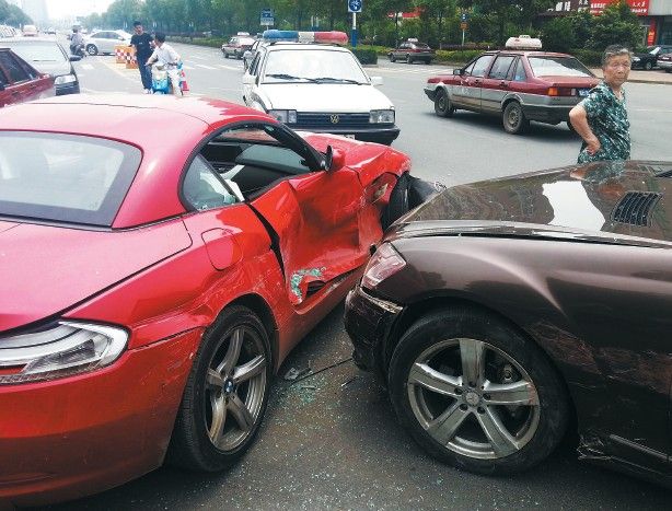 安徽:父子斗气 驾奔驰<em>宝马</em>在闹市互撞(图)