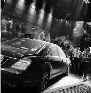 浙江一女子醉酒驾奔驰冲入KTV 已被刑拘(图)