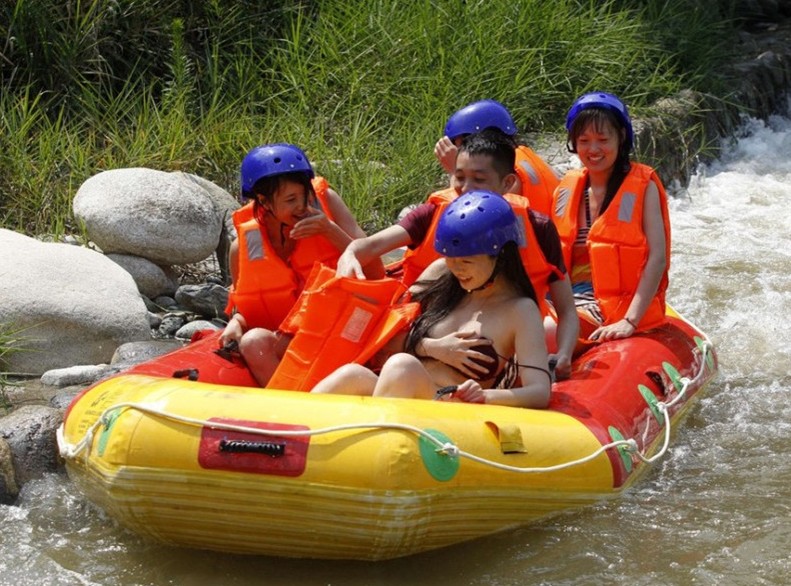 河南女子漂流走光露美胸同船朋友边笑边偷看