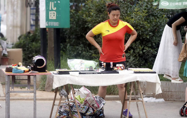 湖北20岁田径双料冠军袁芳退役摆摊 3月赚5千