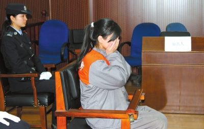 女子疑男友带小三出国 谎称航班有炸弹获刑