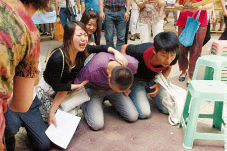 <em>实拍</em>传销窝点真实生活 数十<em>男女</em>混睡