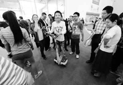 露点国模遭网友一边倒吐槽:把车展当胸展