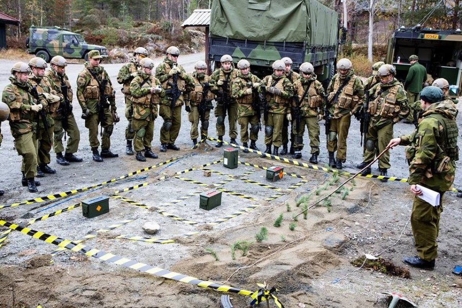 挪威军队演练巷战 破门投震撼手雷