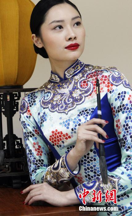 莫斯科上演中国华服秀 气质模特展摩登古典魅