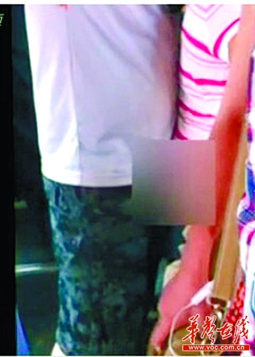 男子公交上<em>裸露</em>下体猥亵女子被拍下(图)