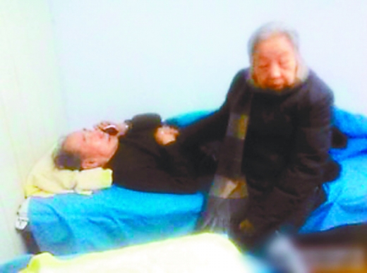 谎言感动网友:老人躺病床接女儿电话自称在散