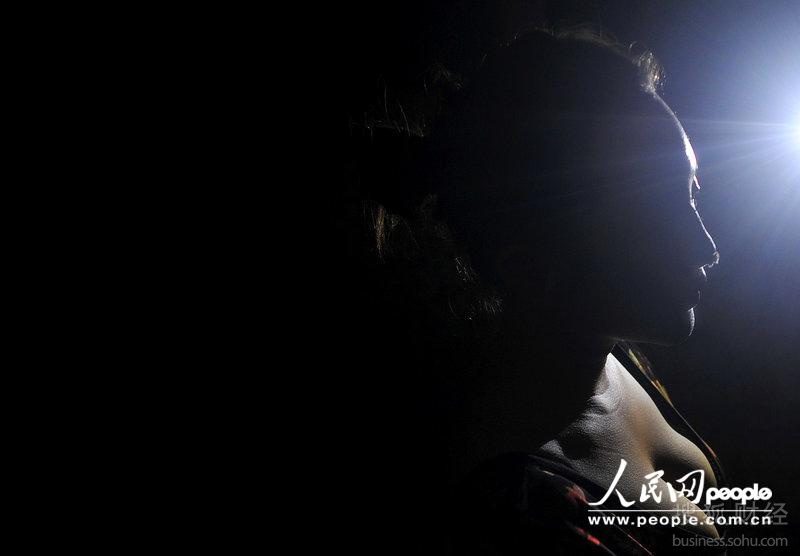 东莞女工为圆模特梦多次整容 月入两万