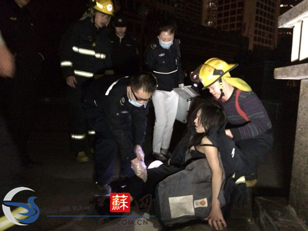 南京新天地商城一女子着比基尼凌晨坠楼(组图