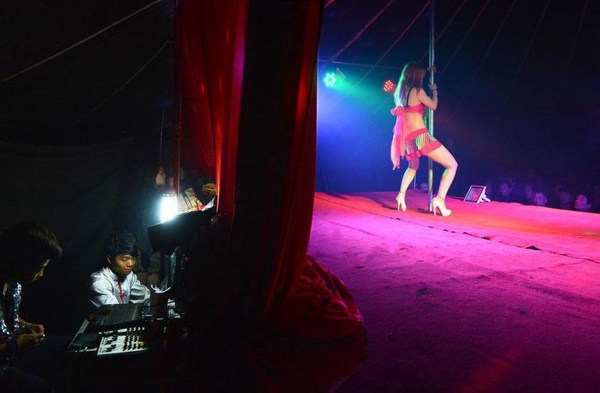 组图:探访90后浙江农村歌舞团女演员生活