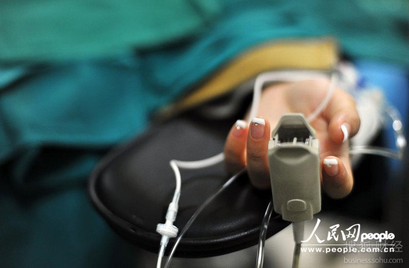 东莞女工为圆模特梦多次整容 月入两万