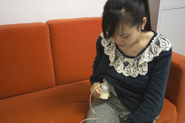 暗访成人奶妈地下交易奶妈称喂奶时有性行为