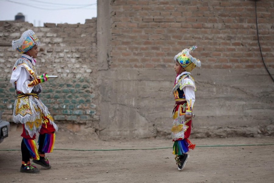 奇特的秘鲁剪刀舞 感受异国风情