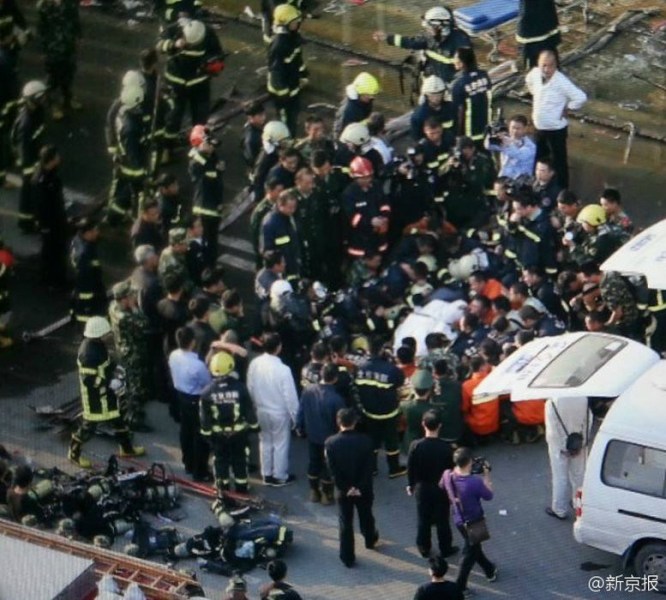 北京两名消防员商场救火牺牲 遗体搂抱一团