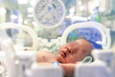 救护车追尾被困孩子急等救命 其父发疯拦车(图