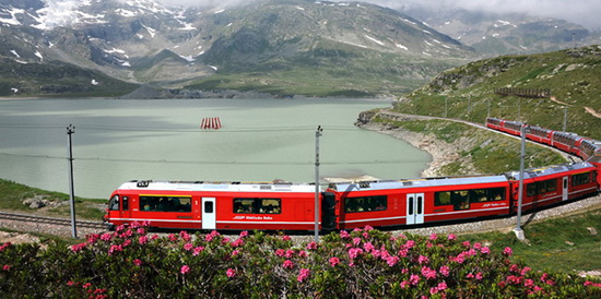 瑞士雷蒂亚火车 穿行于雪峰的世界遗产