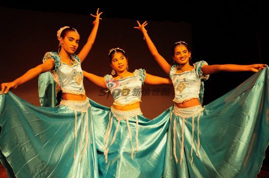 在<em>阿尔及利亚</em>看正宗骑马舞 与韩国鸟叔舞步大