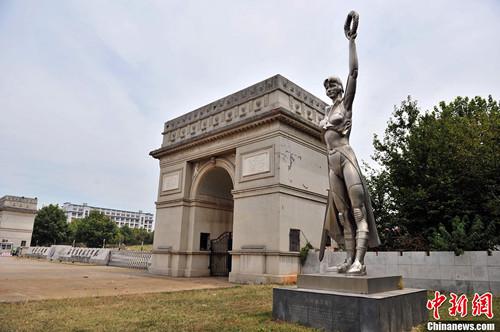 武汉一大学山寨各国著名建筑 似世界公园