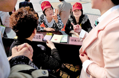 秀洲：上街为民服务