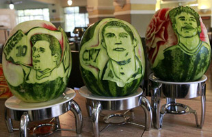 马戏团演员秀高难度颠球 娴熟脚法不输梅西(组