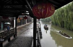 秀洲：雨中清污 治水不懈怠