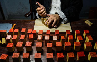 茅台酒空瓶大跌价少人问津 回收酒瓶造假酒者